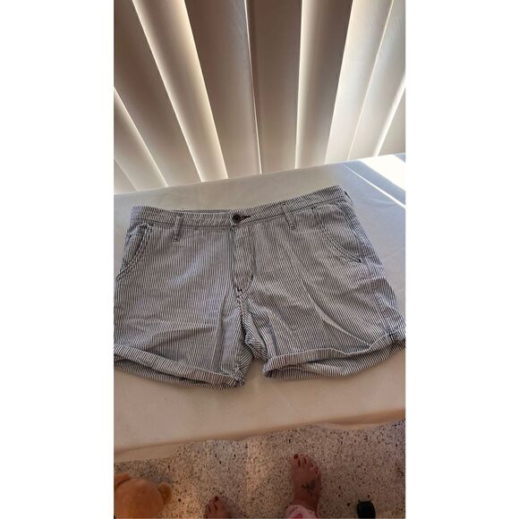 Levi's Women's Railroad Striped Rolled Cuffed Hem Chino Shorts Navy White Sz 31 - Picture 2 of 10